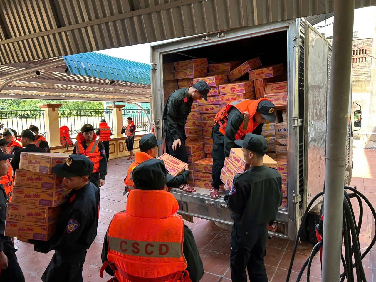 Công an tỉnh Lạng Sơn chuẩn bị nhu yếu phẩm hỗ trợ bà con vùng ngập lụt 