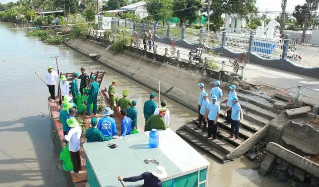 Lực lượng vũ trang cùng tham gia thực hiện phong trào vớt rác