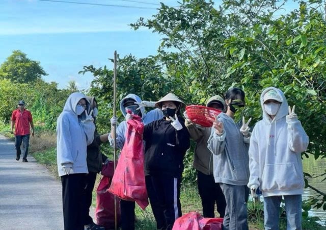 Các em thiếu niên cùng tham gia phòng trào