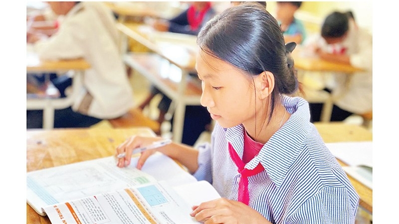 Học sinh vùng cao với quyển sách Mỹ thuật trong bộ Chân trời sáng tạo (Ảnh MH)