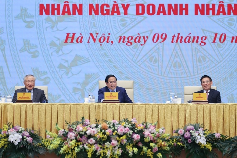 Thủ tướng Phạm Minh Chính, Phó Thủ tướng Thường trực Nguyễn Hòa Bình, Phó Thủ tướng Hồ Đức Phớc - dự Hội nghị gặp mặt đại diện doanh nghiệp nhân Ngày Doanh nhân Việt Nam - Ảnh: VGP/Nhật Bắc