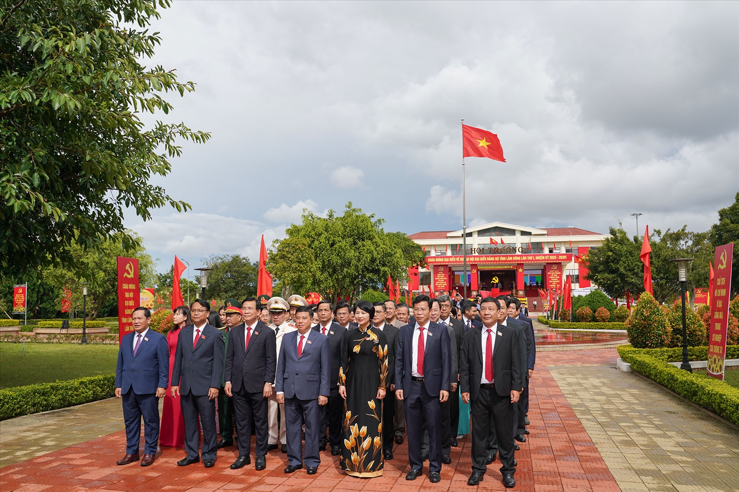 Đoàn đại biểu dự Đại hội đã đến dâng hương, dâng hoa tại Tượng đài Bác Hồ trong Học viện Lục quân 
