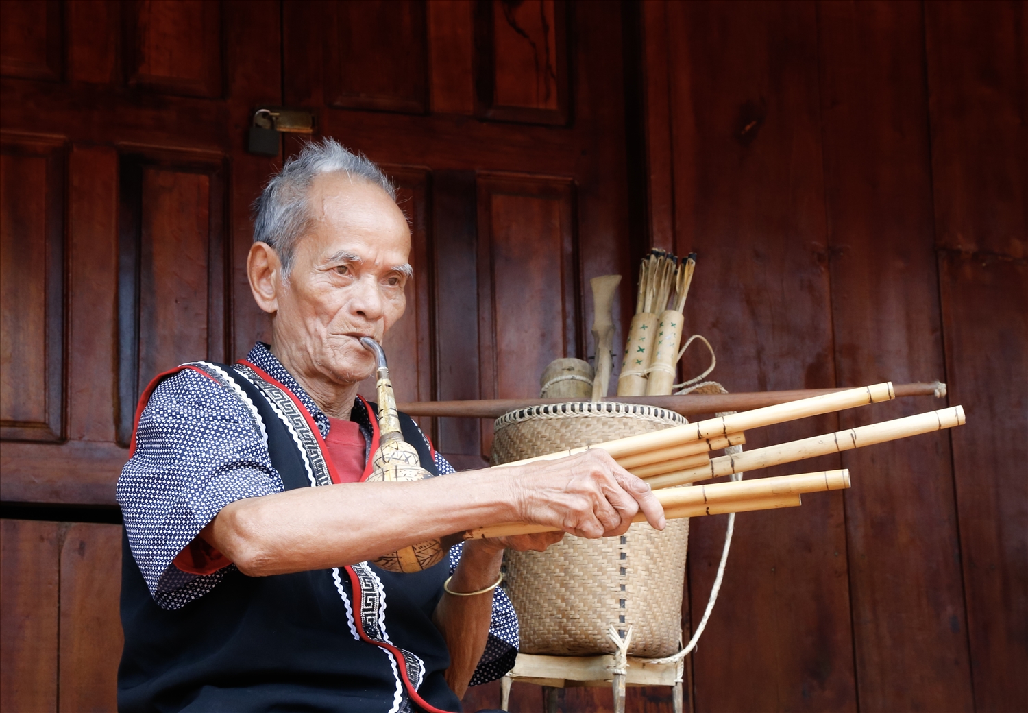 Nghệ nhân Mấu Hồng Thái biểu diễn khèn bầu (Ảnh H.L)