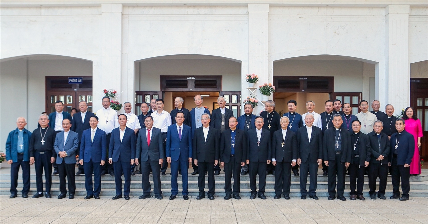 Bộ trưởng Bộ Dân tộc và Tôn giáo Đào Ngọc Dung chụp hình lưu niệm cùng Hội đồng Giám mục Việt Nam. Ảnh: Xuân Ngọc