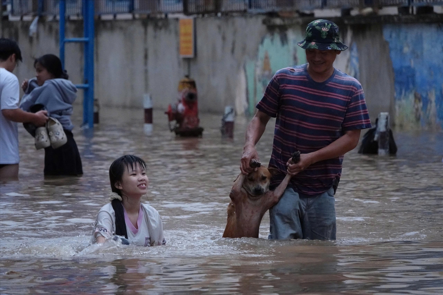 (BÀI PHẢN ÁNH) Triều cường gây ngập sâu: Cuộc sống của mgười dân Cần Thơ đảo lộn, chật vật tát nước và chuyển đồ 4