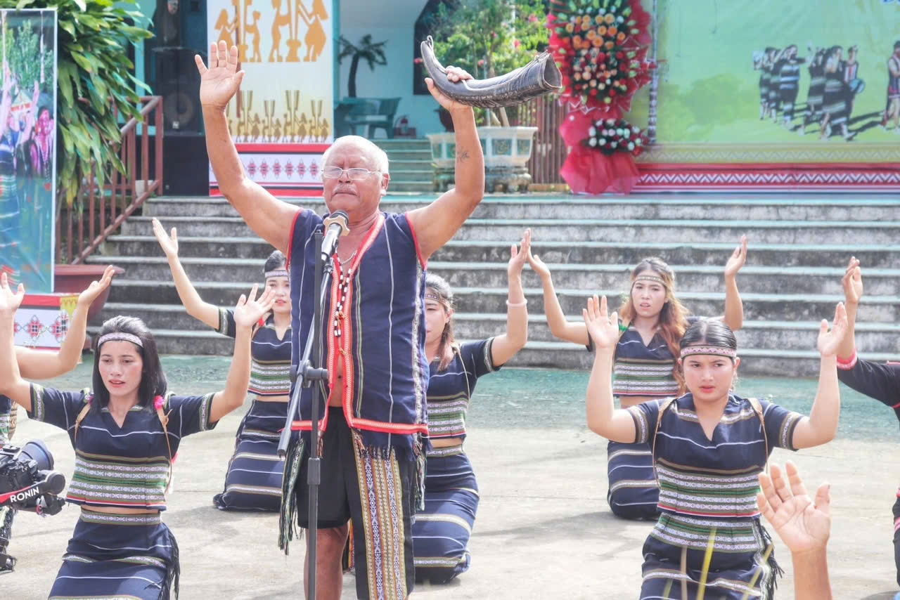 Già làng Liêng Hót Ha K'Ràng bắt đầu thực hiện các nghi Lễ mừng lúa mới của đồng bào dân tộc Cơ Ho