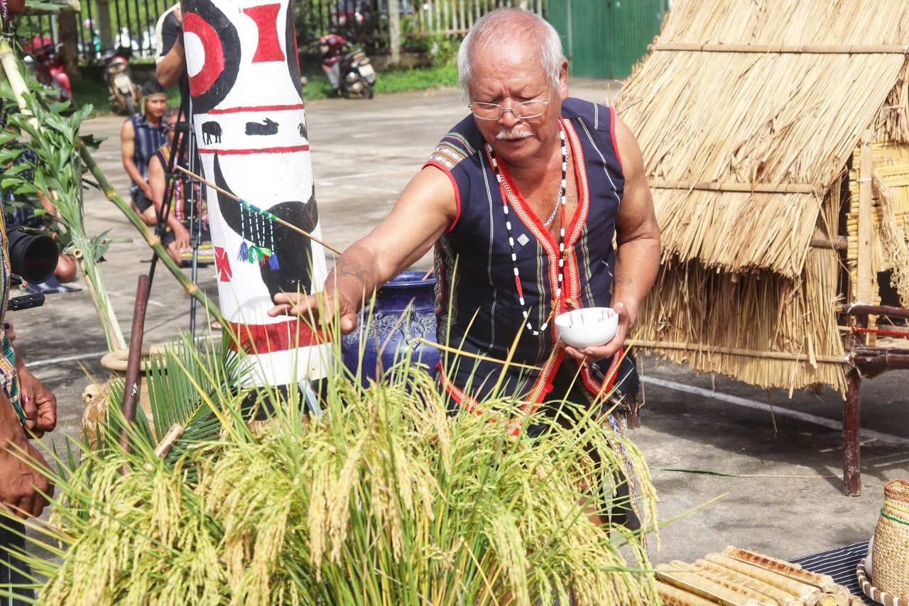 Già làng thực hiện nghi lễ