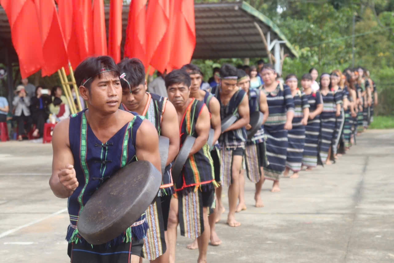 Đồng bào Cơ Ho chơi bài chiêng chào mừng quan khách