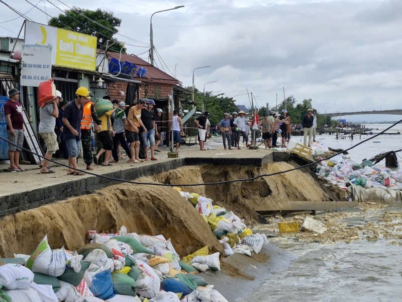 Bờ kè bến cá An Lương (xã Duy Nghĩa, TP Đà Nẵng) bị sạt lở nghiêm trọng, hàng trăm hộ dân thấp thỏm lo sợ. Ảnh: Thu Giang Bờ kè bến cá An Lương (xã Duy Nghĩa, TP Đà Nẵng) bị sạt lở nghiêm trọng, hàng trăm hộ dân thấp thỏm lo sợ. Ảnh: Thu Giang