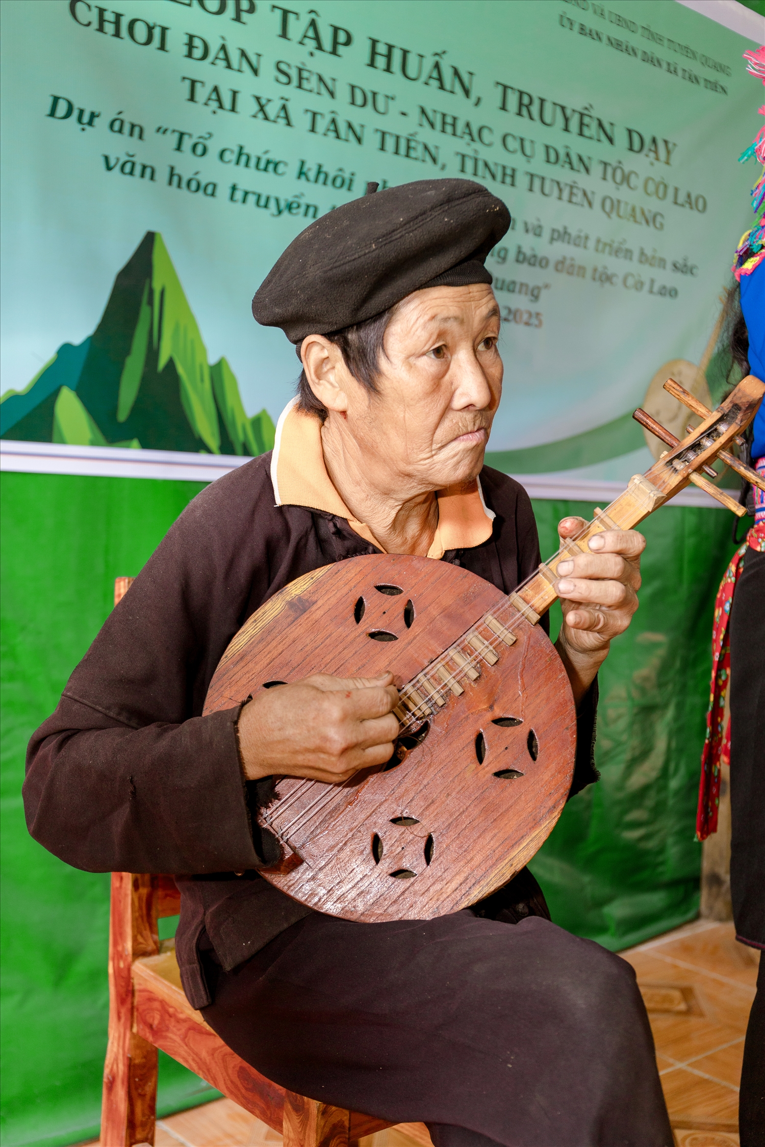 Ông Vàng Chá Sèng - Người lưu giữ thanh âm cây đàn Sèn Dư của dân tộc Cờ laÔng Vàng Chá Sèng - Người lưu giữ thanh âm cây đàn Sèn Dư của dân tộc Cờ Lao