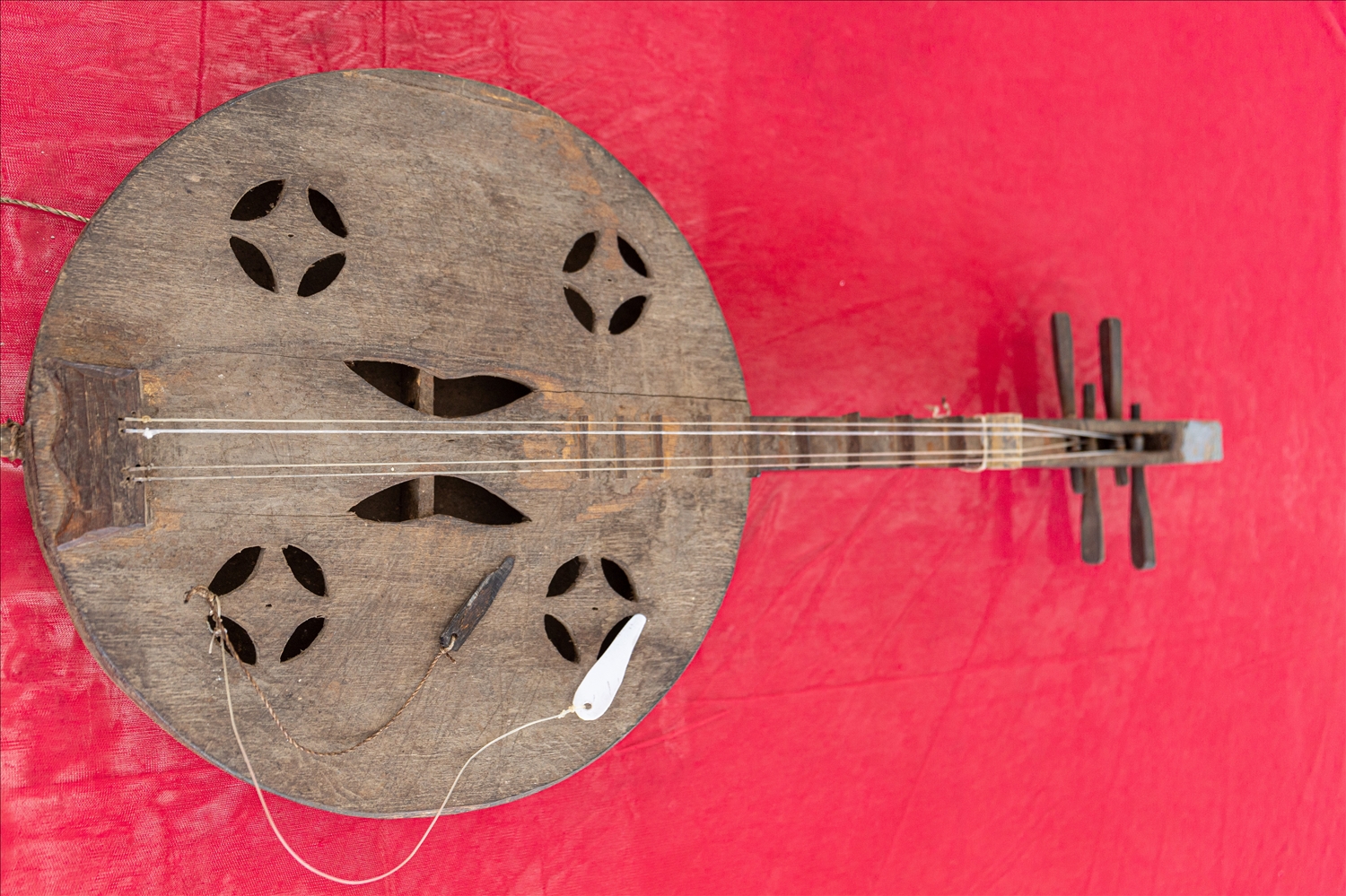 Cây đàn Sèn Dư, nhạc cụ truyền thống của đồng bào dân tộc Cờ Lao