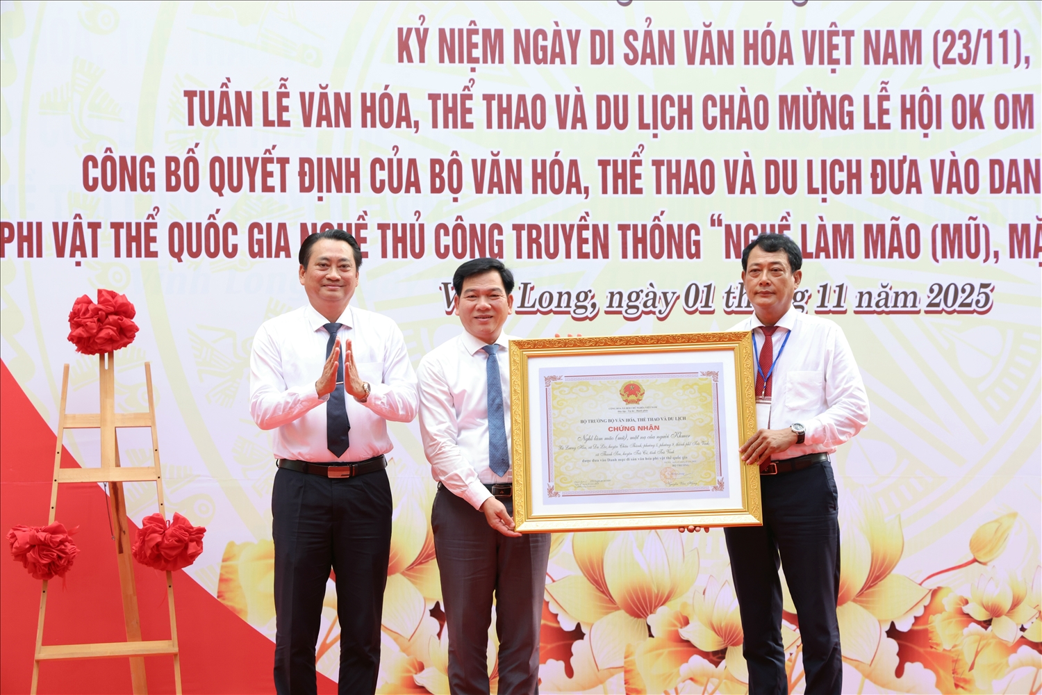 Ông Nguyễn Quỳnh Thiện, Phó chủ tịch UBND tỉnh Vĩnh Long (bìa trái) trao chứng nhận di sản văn hóa phi vật thể quốc gia nghề thủ công truyền thống  Ông Nguyễn Quỳnh Thiện, Phó Chủ tịch UBND tỉnh Vĩnh Long (bìa trái) trao chứng nhận Di sản văn hóa phi vật thể quốc gia nghề thủ công truyền thống