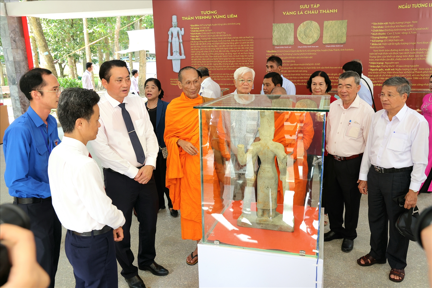 Các đại biểu tham quan không gian trưng bày tại Bảo tàng Văn hóa dân tộc Khmer Các đại biểu tham quan không gian trưng bày tại Bảo tàng Văn hóa dân tộc Khmer