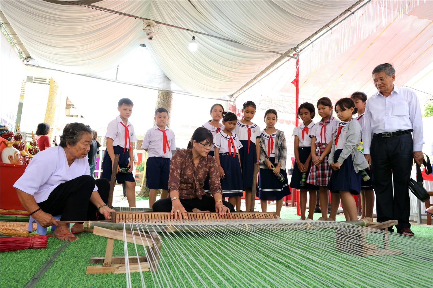 Tái hiện nghề dệt chiếu của đồng bào Khmer Tái hiện nghề dệt chiếu của đồng bào Khmer