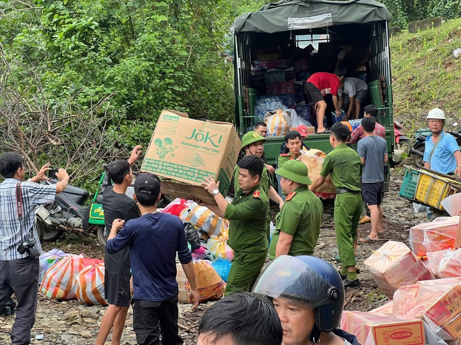 Công an Đà Nẵng vượt 200km để hỗ trợ người dân trong vùng bị sạt lở ở Trà Tân, Trà Đốc. (Ảnh Thi Thi) Công an Đà Nẵng vượt 200km để hỗ trợ người dân trong vùng bị sạt lở ở Trà Tân, Trà Đốc. (Ảnh Thi Thi)