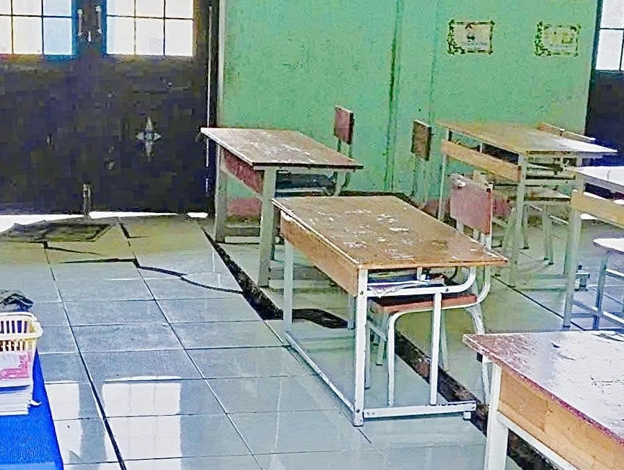 Lớp học sụt lún nguy hiểm. (Ảnh Vỹ Trần )