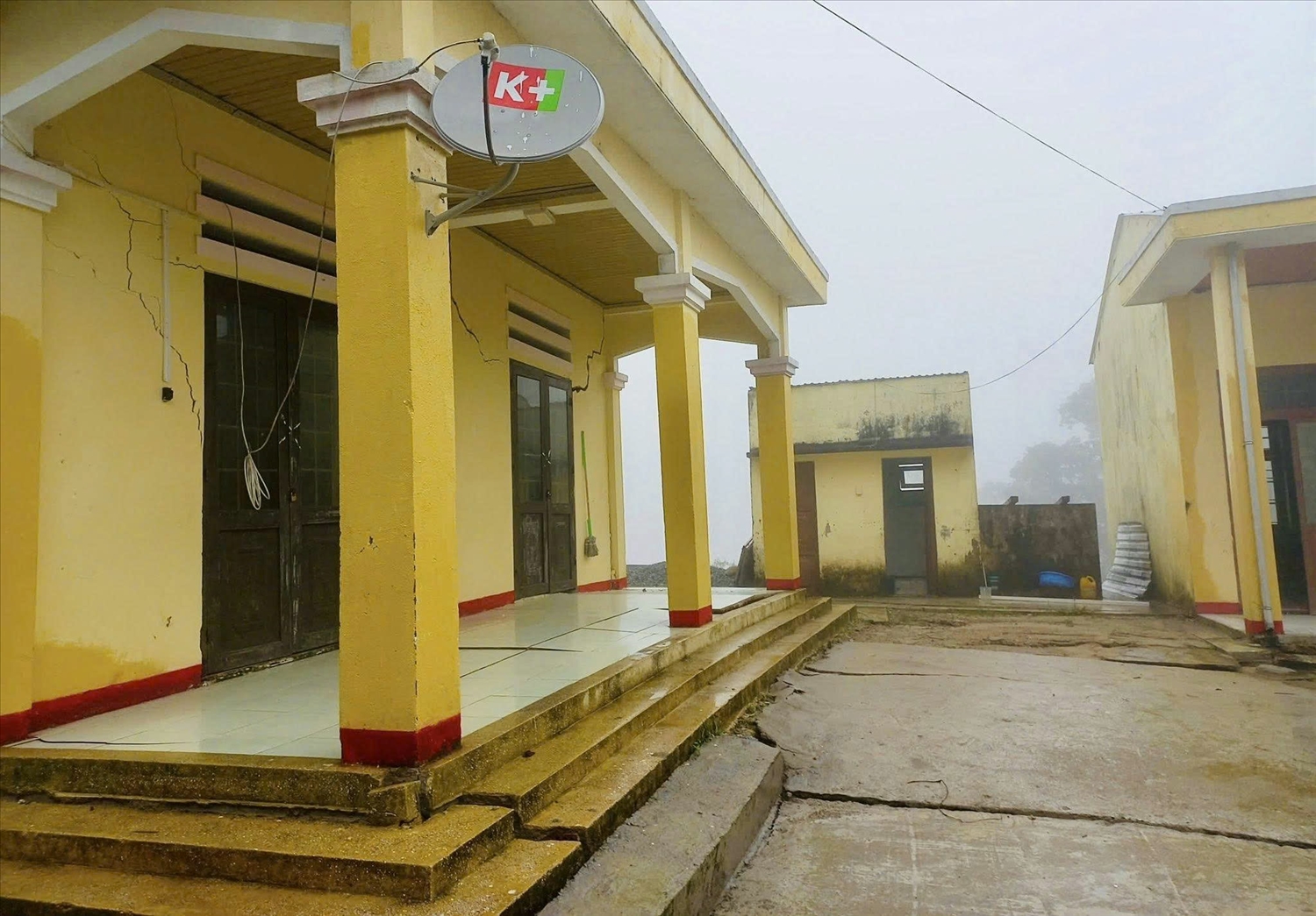 Trường học Tak Ngo bị sụt lún, nứt toác. (Ảnh Vỹ Trần)