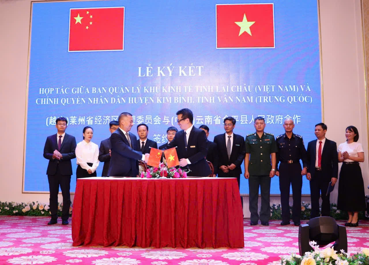 Lễ ký kết hợp tác giữa ban Quản lý Khu kinh tế tỉnh Lai Châu (Việt Nam) và chính quyền nhân dân huyện Kim Bình, tỉnh Vân Nam (Trung Quốc)