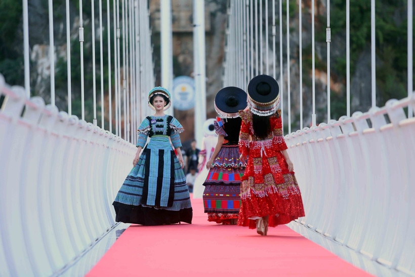 Thí sinh tham gia phần thi trình diễn trang phục áo dân tộc. Ảnh: ITN