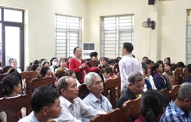 Người dân xã Vạn Xuân trao đổi với báo cáo viên tại hội nghị