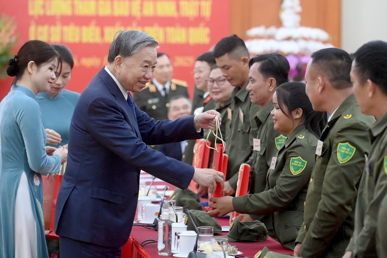Tổng Bí thư Tô Lâm trao quà tặng các đại biểu. (Ảnh: ĐĂNG KHOA) 