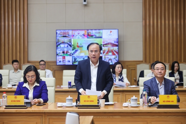 Thứ trưởng Bộ Xây dựng Nguyễn Văn Sinh báo cáo tại phiên họp - Ảnh: VGP/Nhật Bắc