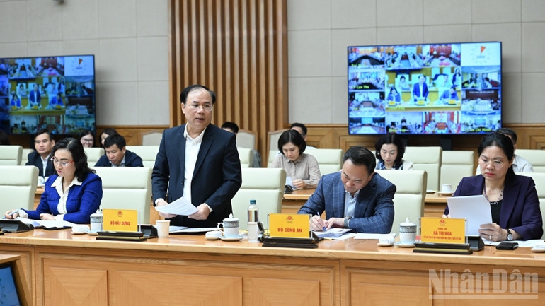 Lãnh đạo Bộ Xây dựng báo cáo tại phiên họp. (Ảnh: Trần Hải)