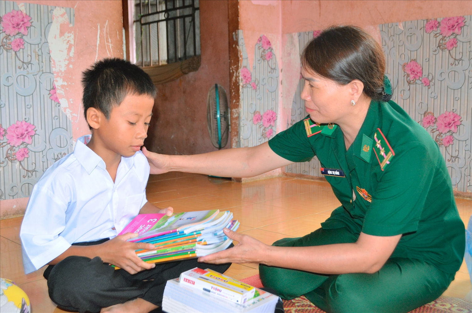 Chương trình “Mẹ đỡ đầu” tặng quần áo, sách vở cho con nuôi Y Đăng Êban bước vào năm học mới