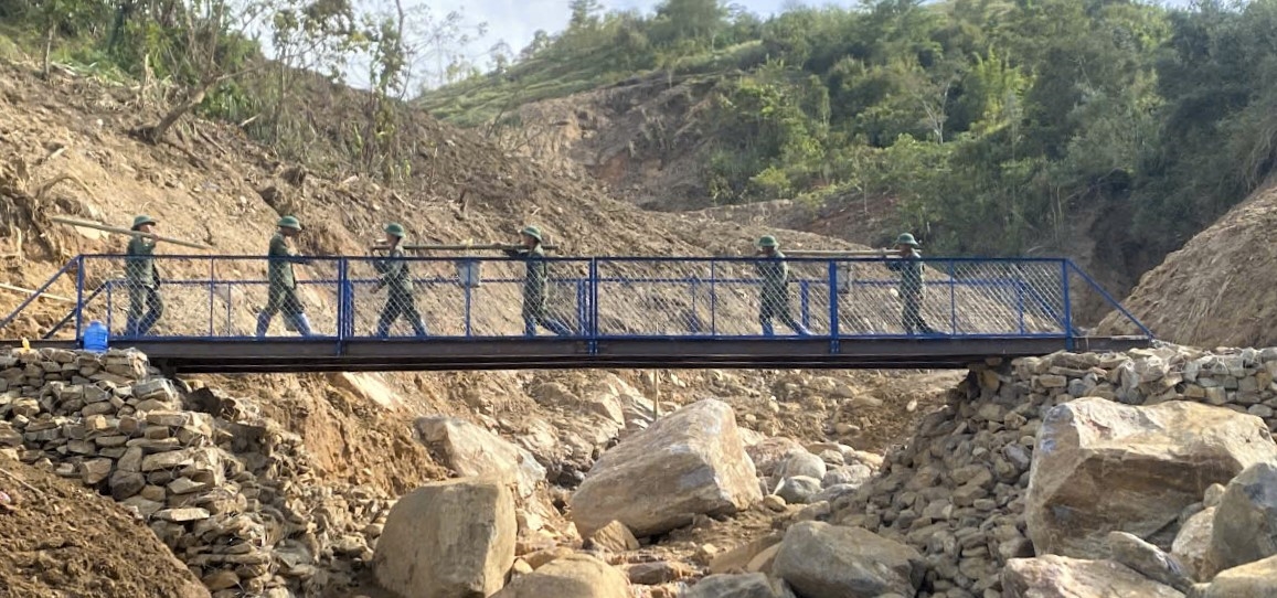 Cây cầu sắt dài 14m, rộng 1,8m bắt qua điểm sạt lở đã hoàn thành, giúp đồng bào Xơ Đăng ở 5 thôn bị cô lập đi lại thuận lợi. (Ảnh: Ngọc Chí)