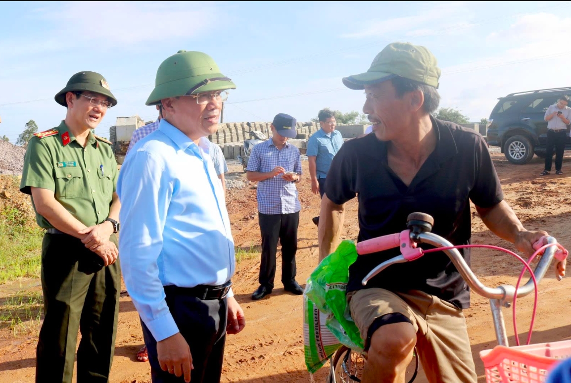 Ông Phạm Anh Tuấn, Chủ tịch UBND tỉnh Gia Lai hỏi thăm tình hình của người dân sau bão số 13. (Ảnh: P.H)