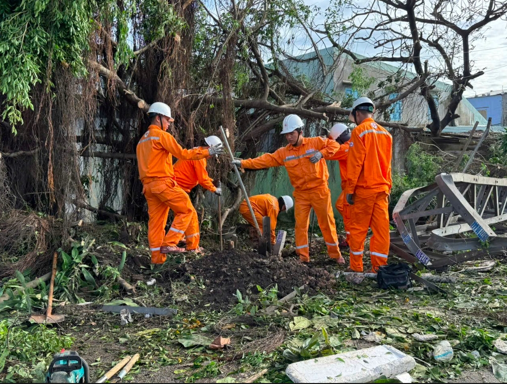 Ngành điện lực tập trung khắc phục hậu quả bão số 13 để đảm bảo cấp điện cho người dân. (Ảnh: P.H)