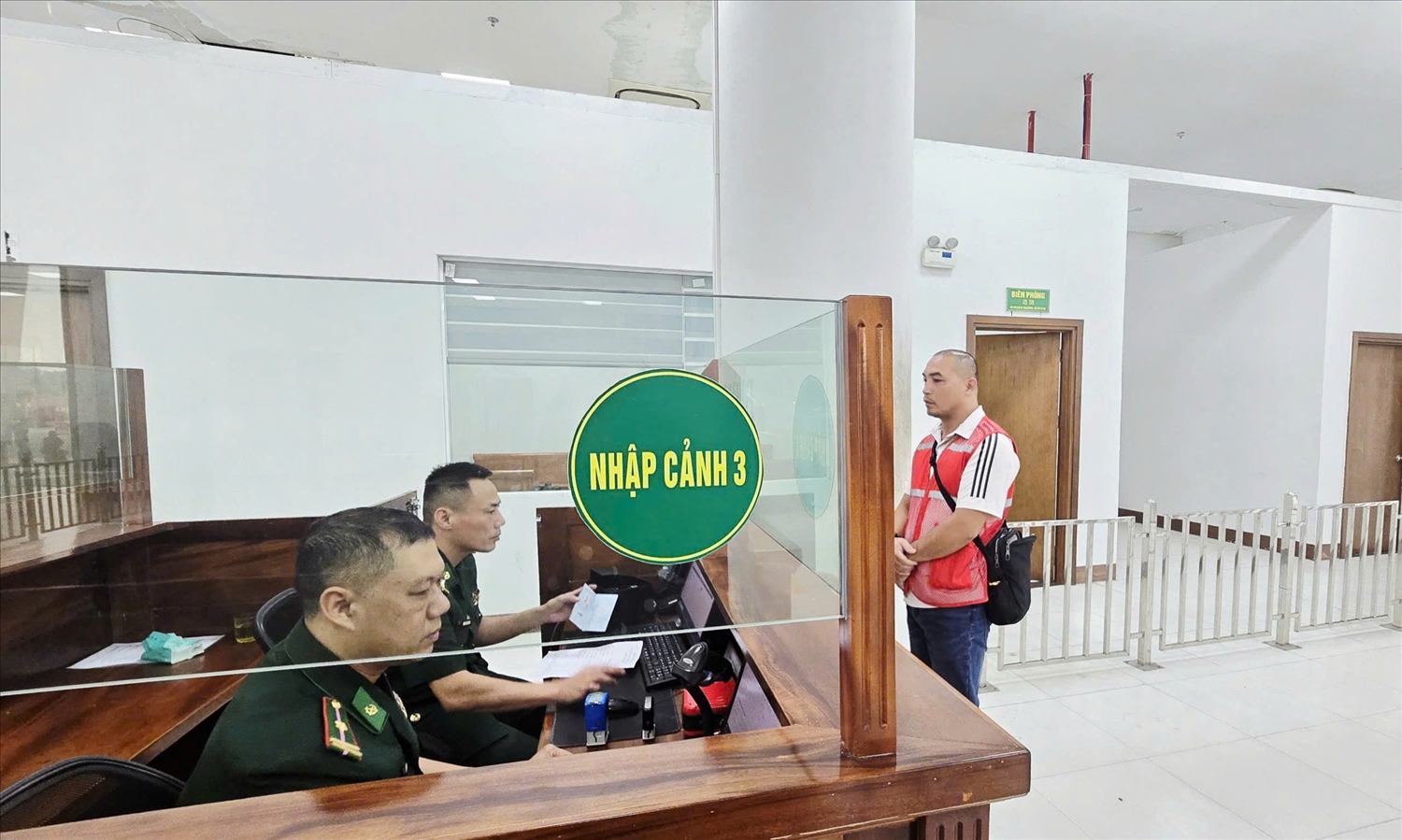 Cán bộ Cửa khẩu Cầu Bắc Luân II (Đồn Biên phòng Cửa khẩu Quốc tế Móng Cái) làm thủ tục nhập cảnh cho phương tiện và hàng hóa. Ảnh: Mỹ Dung