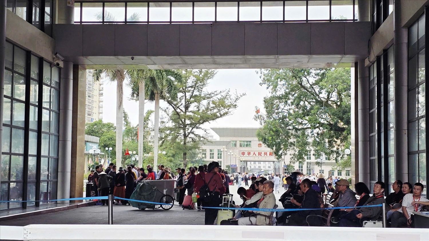 Lượng khách qua Cửa khẩu Bắc luân I (Đồn Biên phòng Cửa khẩu Quốc tế Móng Cái) hàng ngày rất đông . Ảnh: Mỹ Dung