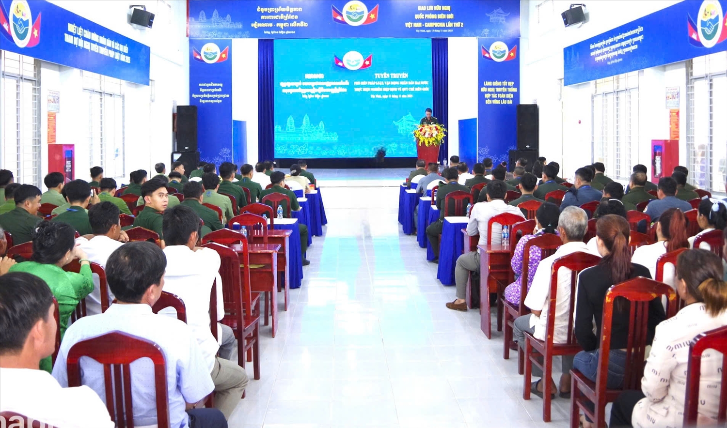 Đông đảo người dân khu vực biên giới Việt Nam – Campuchia tại tỉnh Tây Ninh được mời tham dự buổi tuyên truyền 