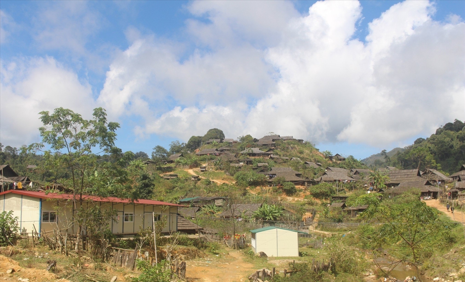 Những dấu chân thầm lặng của những người lính biên phòng đang ngày đêm giữ bình yên bản làng - Trong ảnh: Bản biên giới Huồi Mới