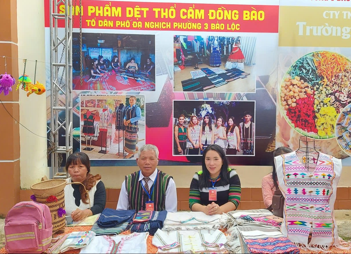 Thổ cẩm Đạ Nghịch tham gia triển lãm tại nhiều sự kiện, hoạt động ở địa phương (Trong ảnh ngồi giữa là ông K’Bả, Trưởng ban Công tác mặt trận Tổ dân phố Đạ Nghịch)