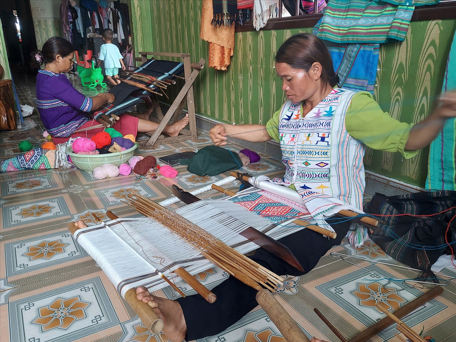 Phụ nữ dân tộc Mạ (còn gọi là Châu Mạ) ở Đạ Nghịch hàng ngày vẫn duy trì nghề dệt thổ cẩm truyền thống 