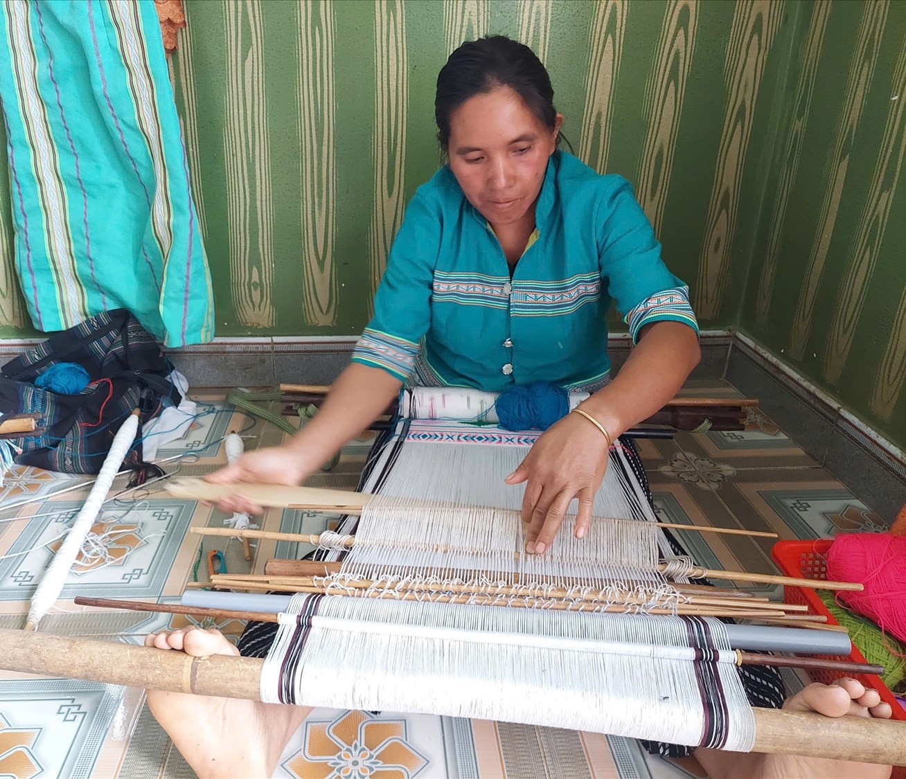 Phụ nữ dân tộc Mạ (còn gọi là Châu Mạ) ở Đạ Nghịch hàng ngày vẫn duy trì nghề dệt thổ cẩm truyền thống 