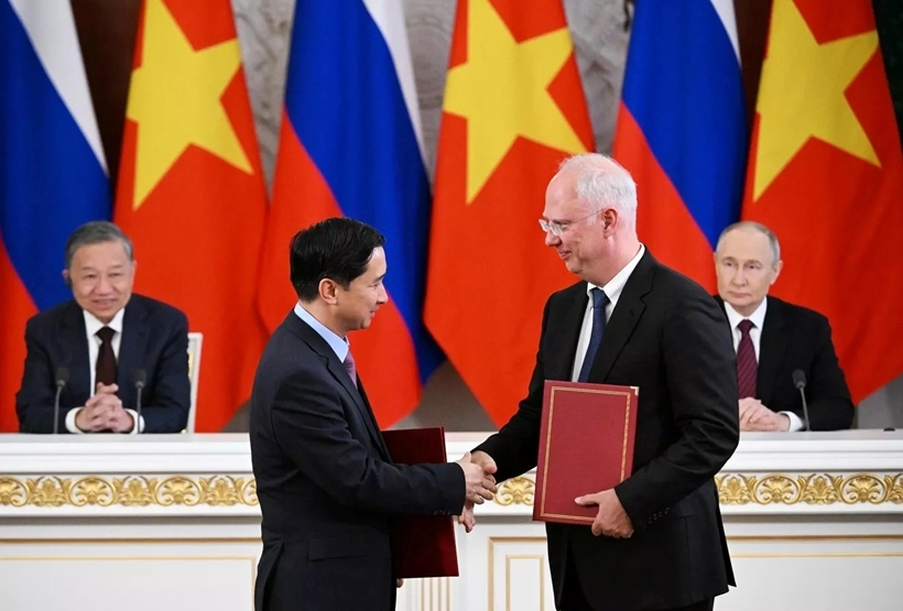 Đại diện Công ty vắc xin Việt Nam (VNVC) và Quỹ Đầu tư trực tiếp Nga (RDIF) ký kết thỏa thuận hợp tác chiến lược trong lĩnh vực nghiên cứu khoa học, chuyển giao công nghệ sản xuất vắc xin và thuốc sinh học tiên tiến, ngày 10/5. Ảnh: RIA Novosti.