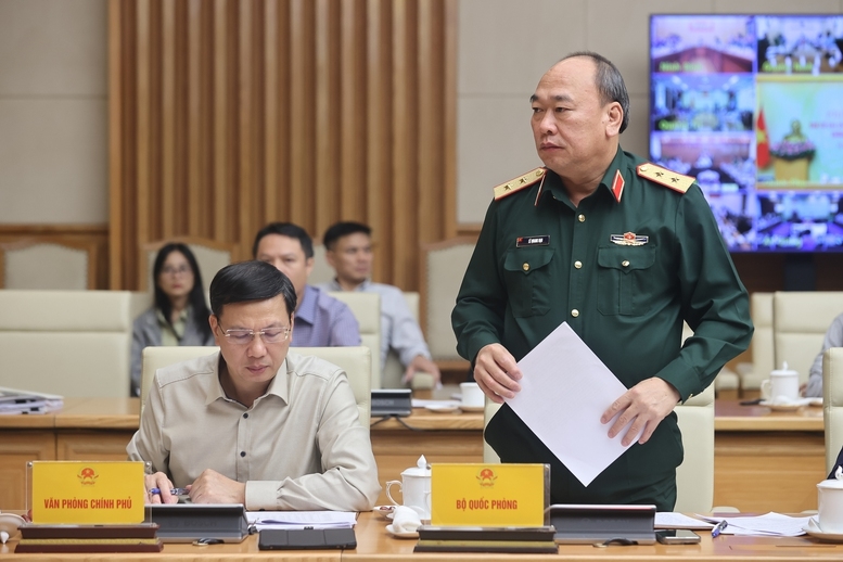 Trung tướng Lê Quang Đạo, Phó Tổng Tham mưu trưởng Quân đội nhân dân Việt Nam báo cáo tại cuộc họp- Ảnh: VGP/Nhật Bắc