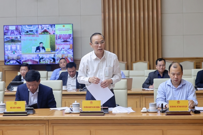 Thủ tướng: Người đứng đầu bộ, ngành, địa phương phải chịu trách nhiệm trực tiếp, toàn diện nếu để tàu cá vi phạm IUU- Ảnh 6. Thứ trưởng Bộ Nông nghiệp và Môi trường Phùng Đức Tiến báo cáo tại cuộc họp - Ảnh: VGP/Nhật Bắc