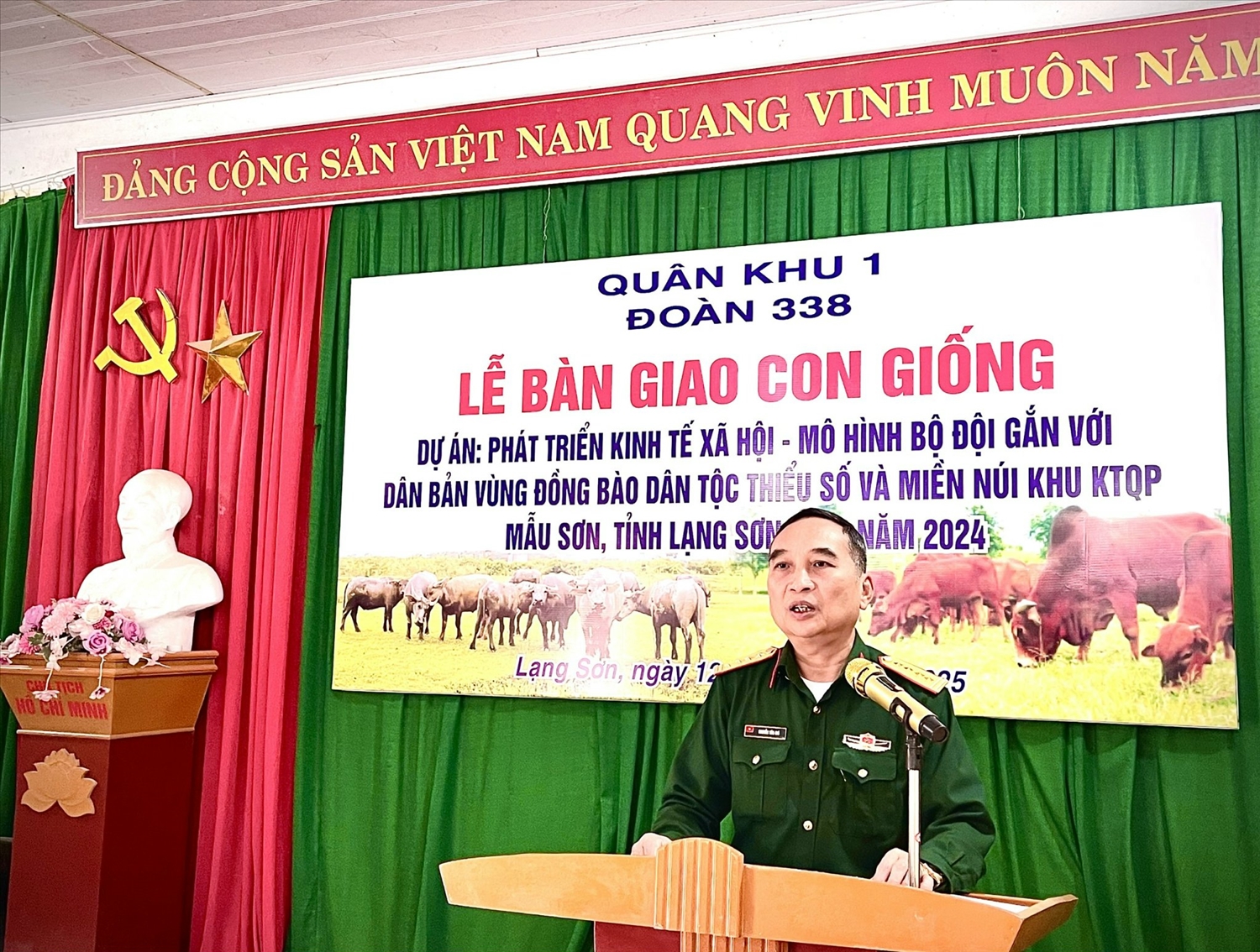 Đại tá Nguyễn Văn Giá, Đoàn trưởng, Đoàn Kinh tế- Quốc phòng 338, QK 1 phát biểu tại buổi lễ bàn giao con giống