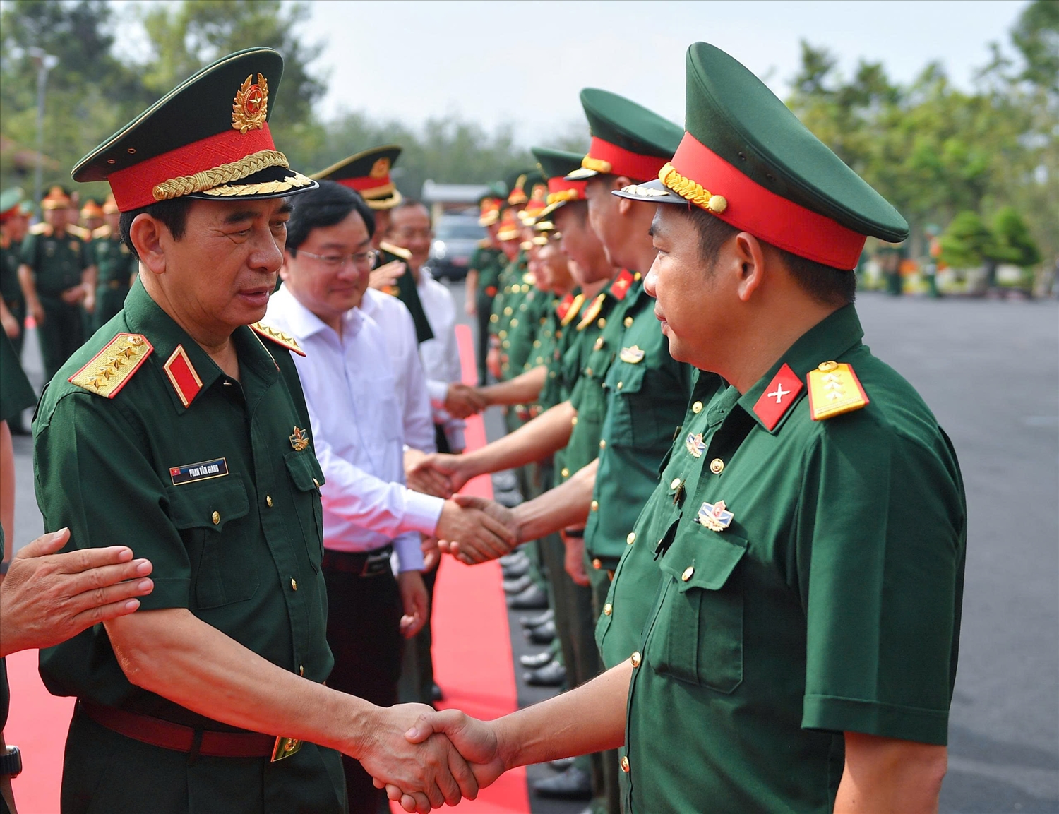 Đại tướng Phan Văn Giang thăm hỏi ân cần cán bộ, chiến sĩ Sư đoàn 5, Quân khu 7