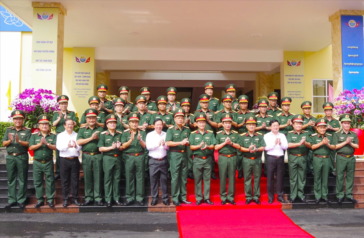 Đoàn công tác Bộ Quốc phòng cùng đại diện lãnh đạo Tỉnh uỷ tỉnh Tây Ninh Chụp ảnh lưu niệm cùng cán bộ, chiến sĩ Sư đoàn 5