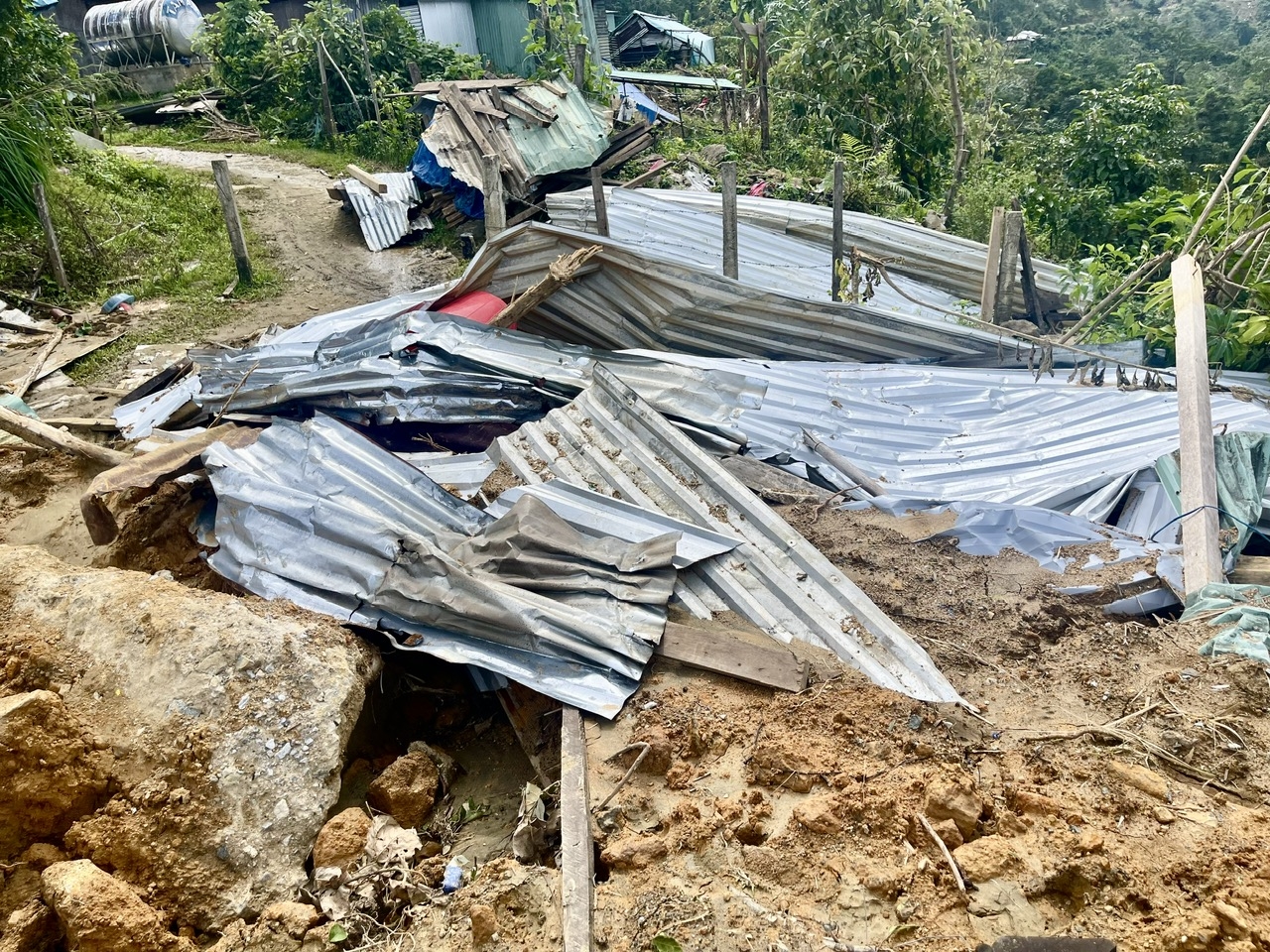 Chỉ còn là đống đổ nát sau sạt lở. (Ảnh Huy Trường)