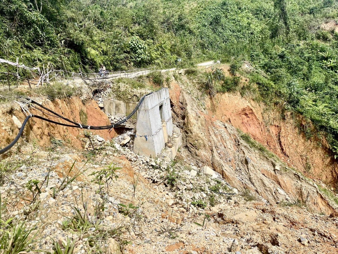 Người dân mong sớm được tái định cư, để không còn nỗi lo lắng sạt lở. (Ảnh Huy Trường)