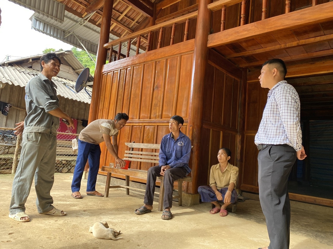 Vợ chồng anh Cụt Văn Chờ - bản Na Nhù, xã Mường Xén chia sẻ niềm vui trong căn nhà mới hoàn thành