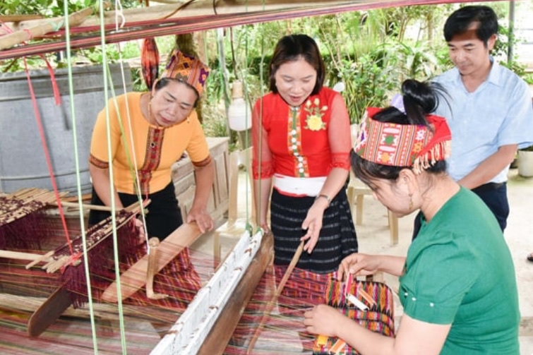 Thiếu hụt đối tượng dẫn đến việc đào tạo nghề theo Chương trình MTQG 1719 khó giải ngân nguồn vốn - Trong ảnh: Bà con bản Bộng xã Thành Bình Thọ gìn giữ nghề dệt thổ cẩm