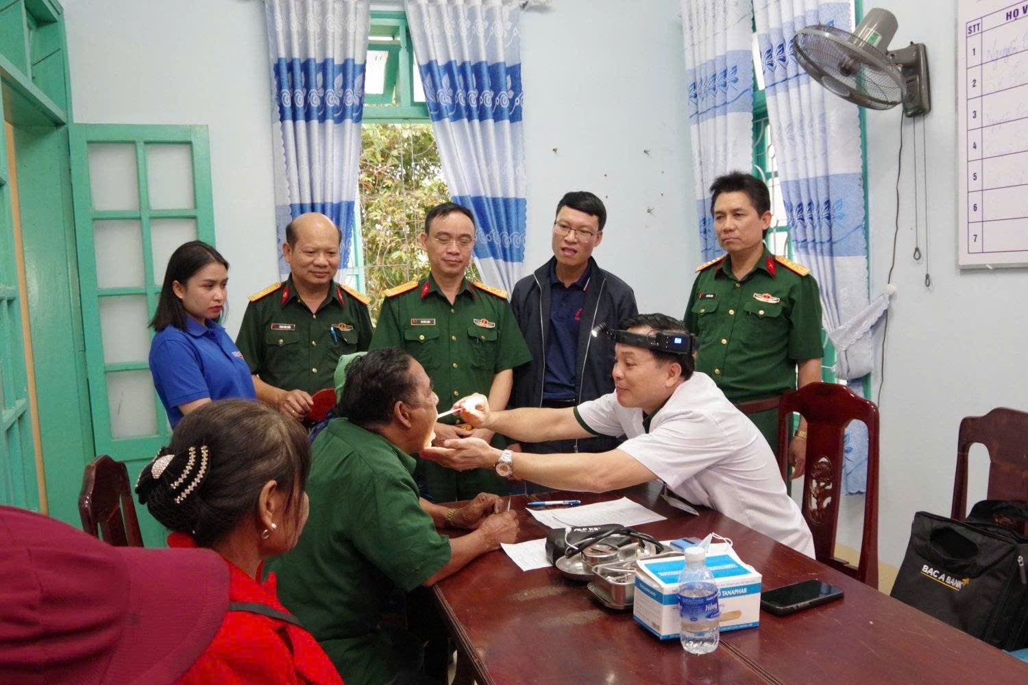 Hơn 300 người ở xã biên giới A lưới được khám bệnh, cấp phát thuốc miễn phí (Ảnh: Phạm Tiến)