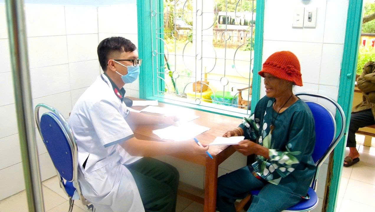 Ngoài khám và cấp thuốc miễn phí, các bác sĩ còn tận tình hướng dẫn bà con cách phòng bệnh, giữ gìn vệ sinh trong mùa mưa lũ. (Ảnh: Phạm Tiến)